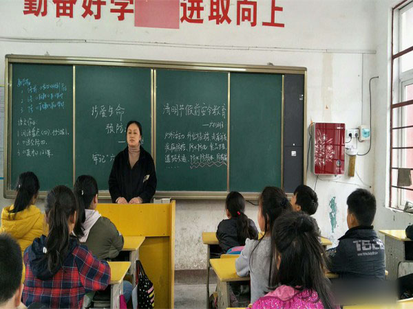 胡集小学清明节假前安全教育