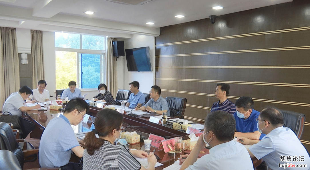 何平主持市委中心组集中学习