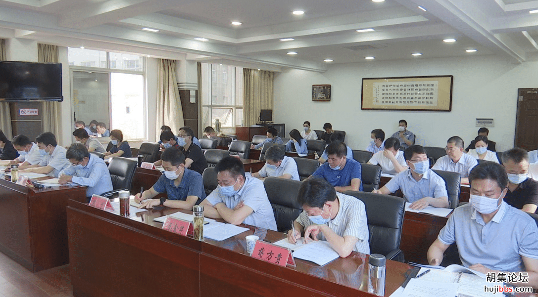 何平主持市委中心组集中学习