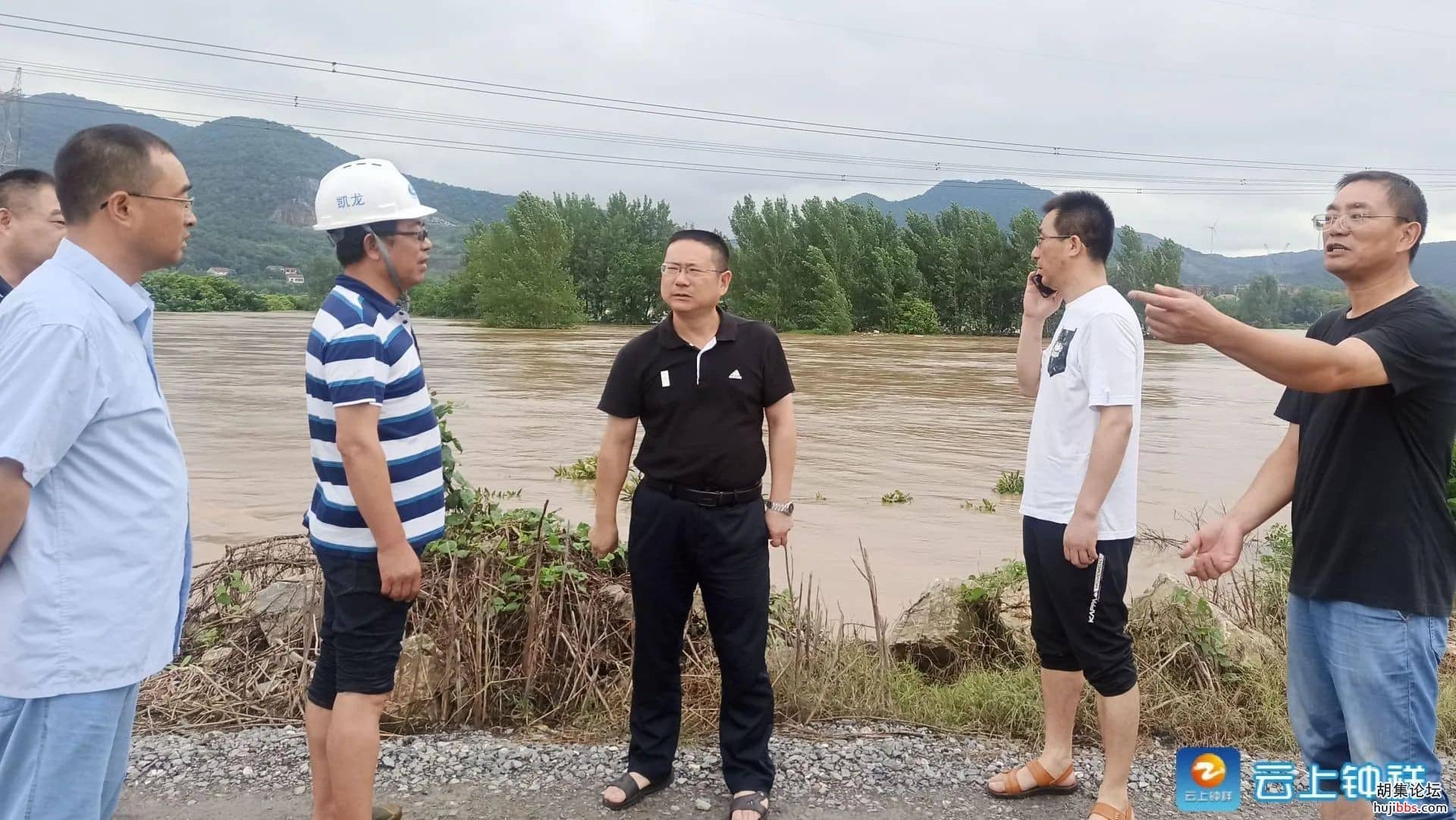 何平在钟祥市双河镇检查指导救灾工作