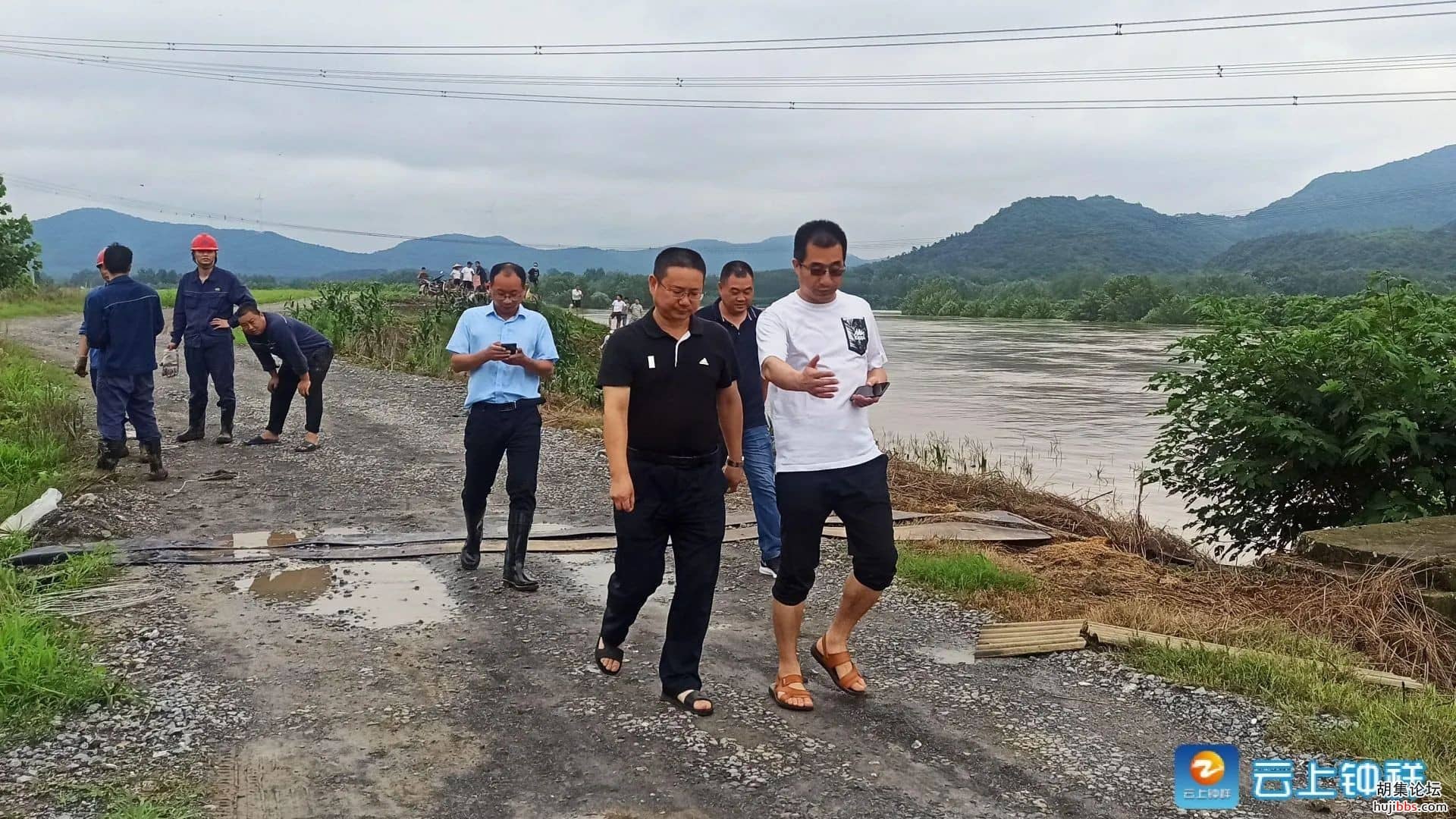 何平在钟祥市双河镇检查指导救灾工作