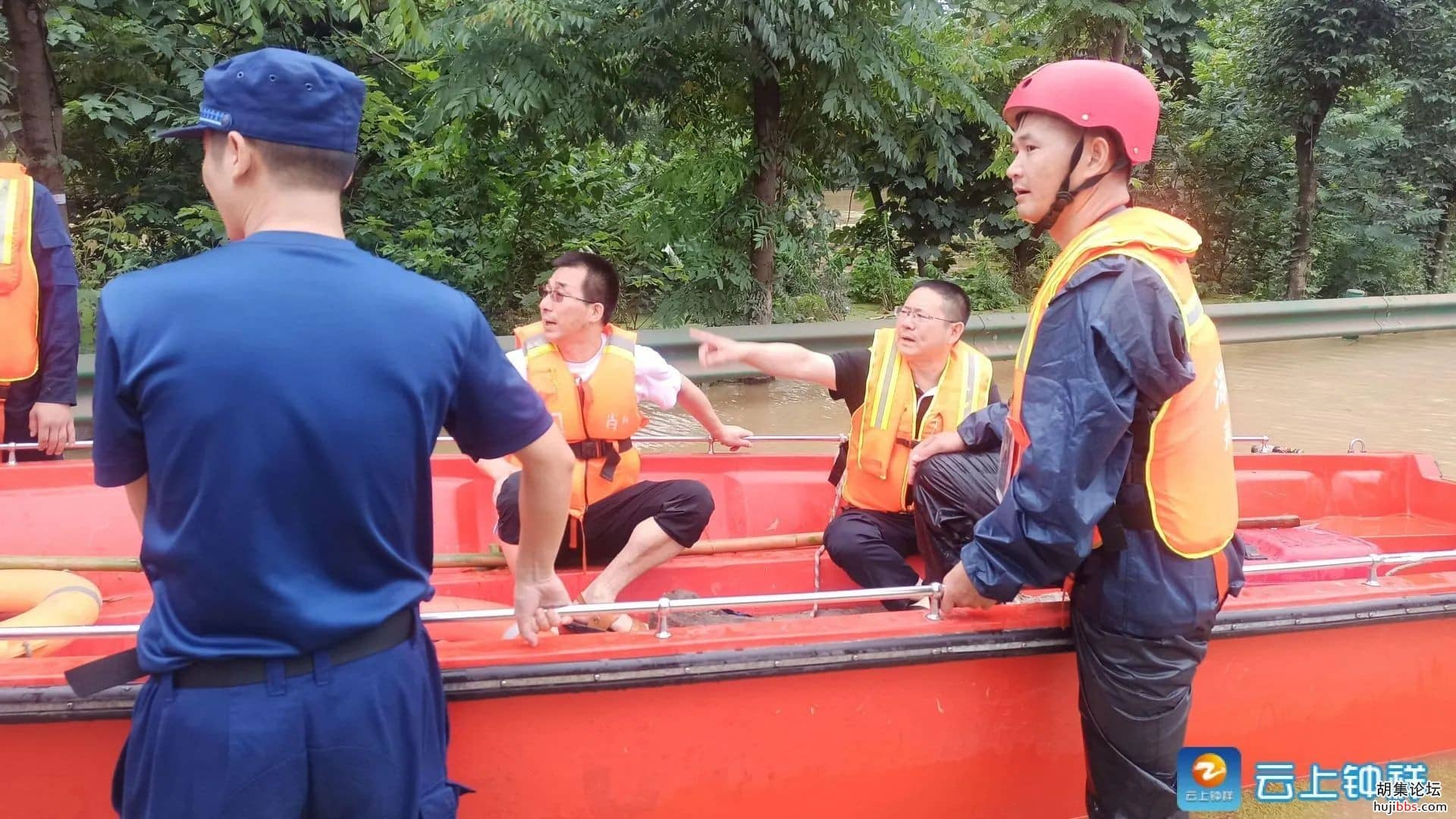 何平在钟祥市双河镇检查指导救灾工作
