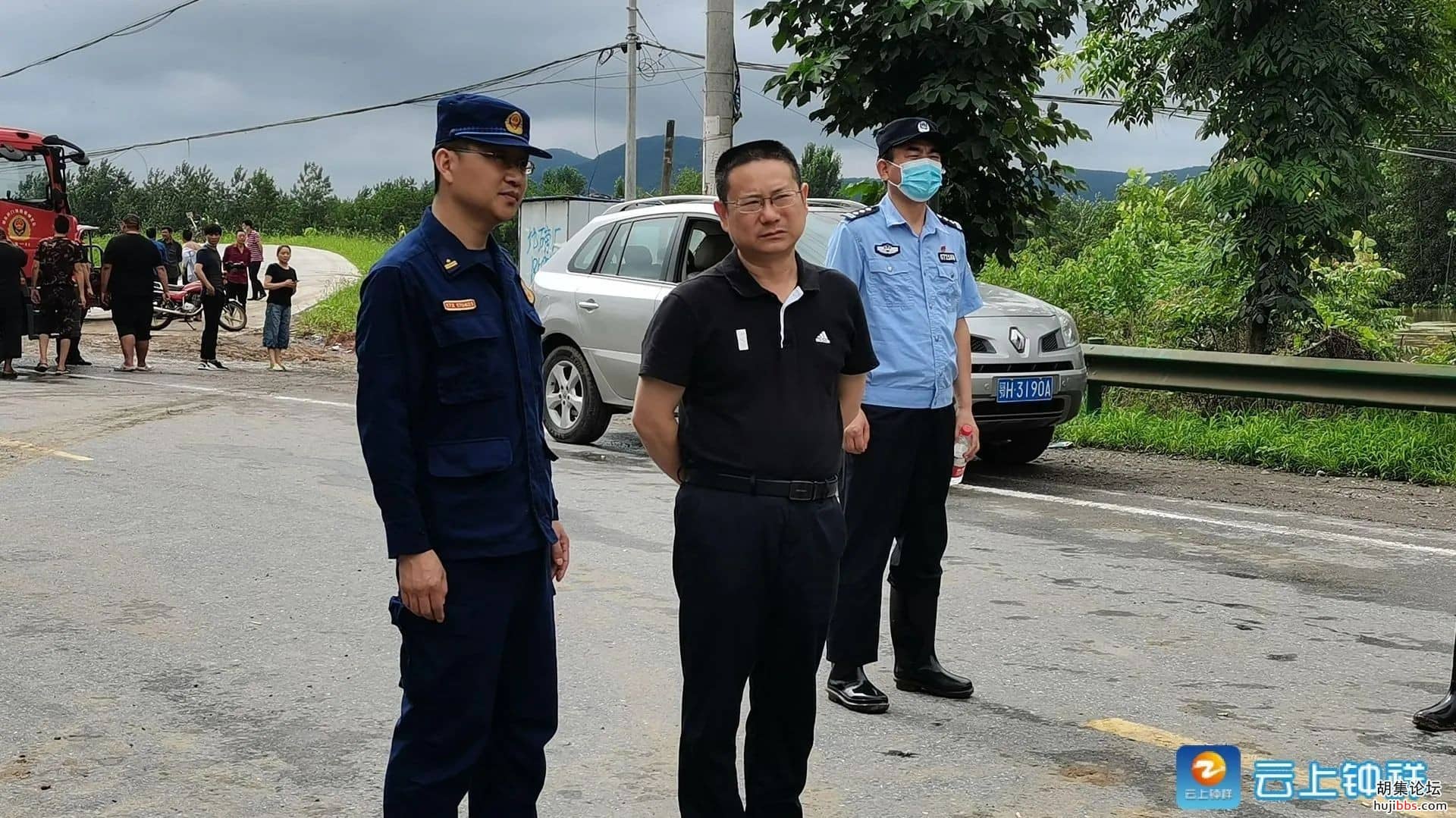 何平在钟祥市双河镇检查指导救灾工作