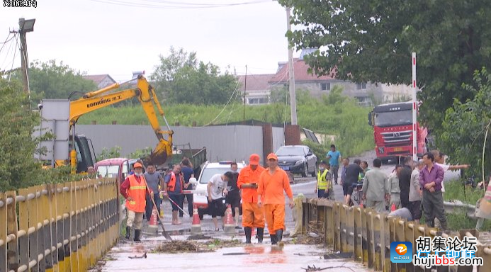 暴雨导致钟祥市双河镇安岭渡河水漫桥 道路交通中断