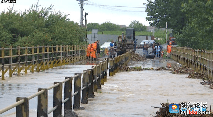 暴雨导致钟祥市双河镇安岭渡河水漫桥 道路交通中断