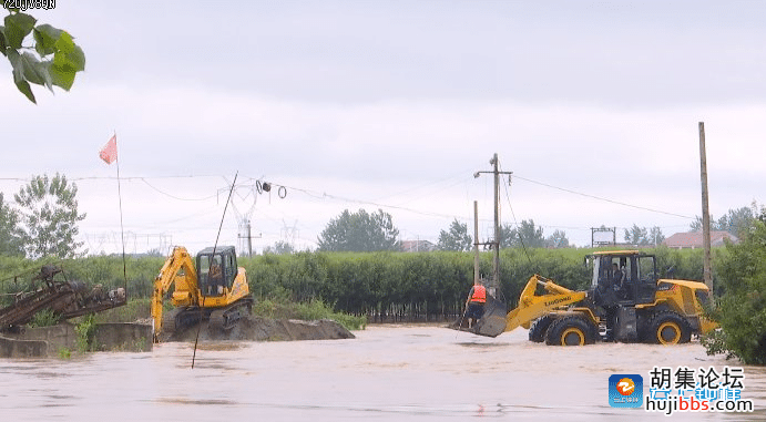 暴雨导致钟祥市双河镇安岭渡河水漫桥 道路交通中断