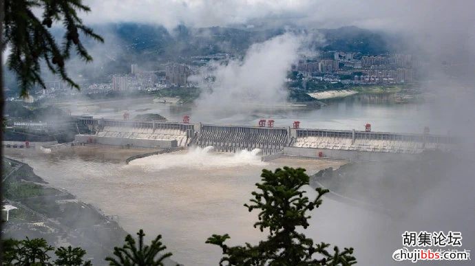 壮观！三峡工程今年首次泄洪，机组接近满发