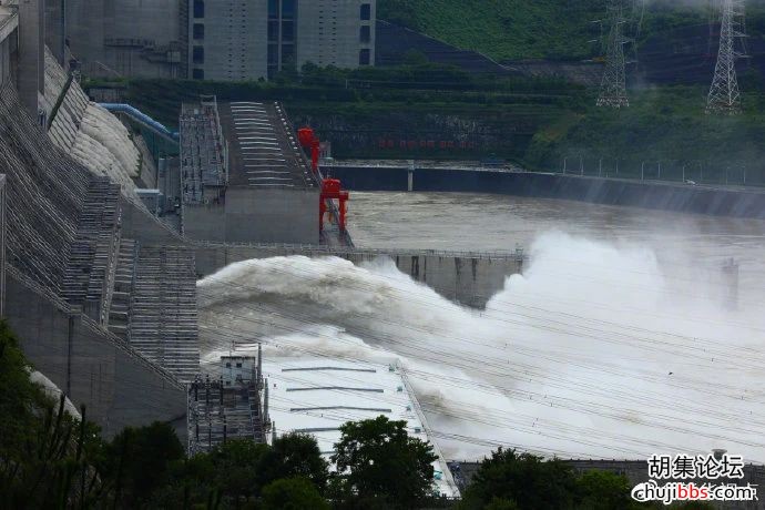 壮观！三峡工程今年首次泄洪，机组接近满发