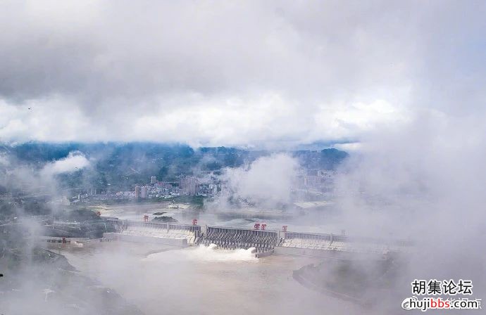 壮观！三峡工程今年首次泄洪，机组接近满发