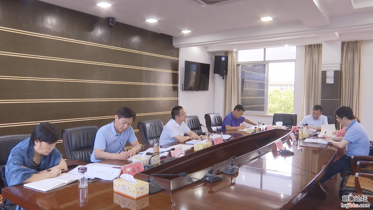 何平主持召开市委中心组集中学习会议