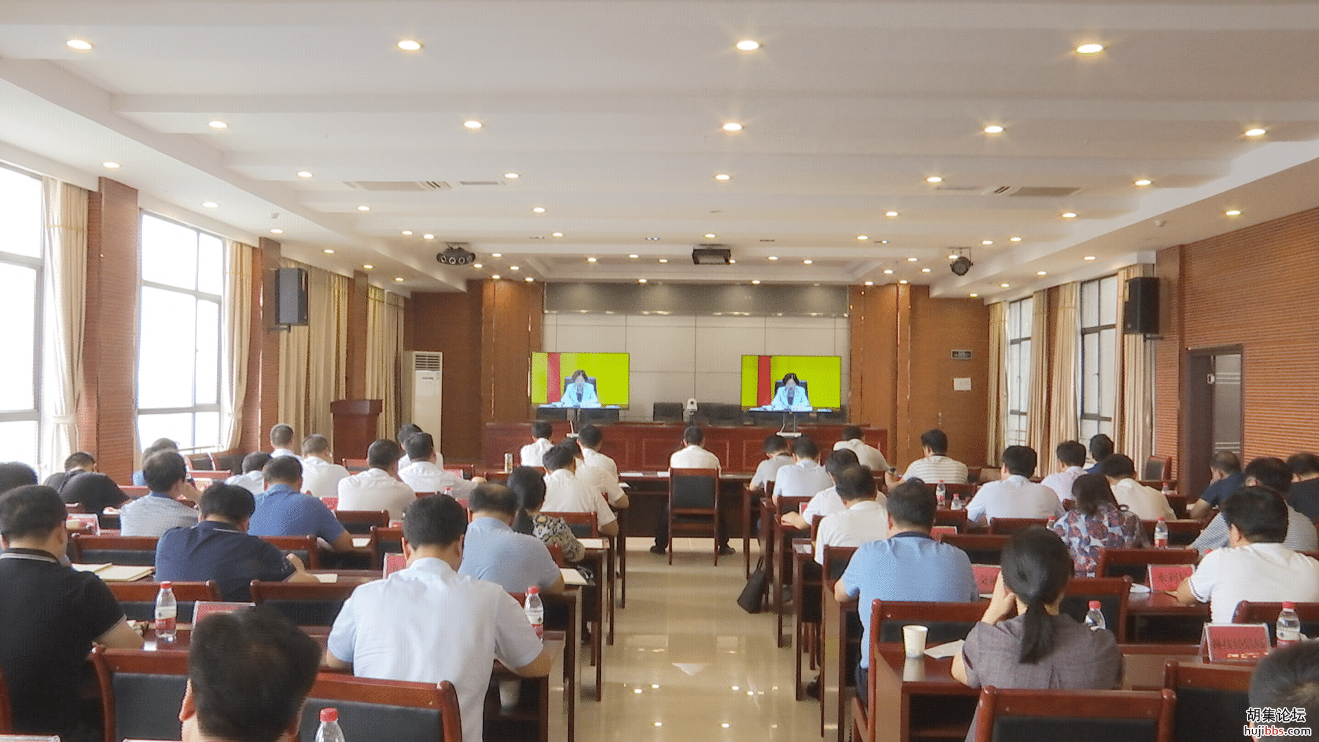 何平要求：织密防控网 把疫情防控责任落到实处