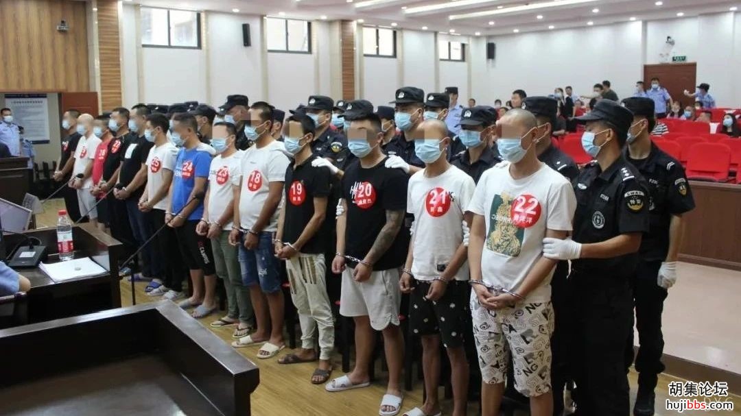 【扫黑除恶】多行不义必自毙！龚某保涉黑案30名被告一审...