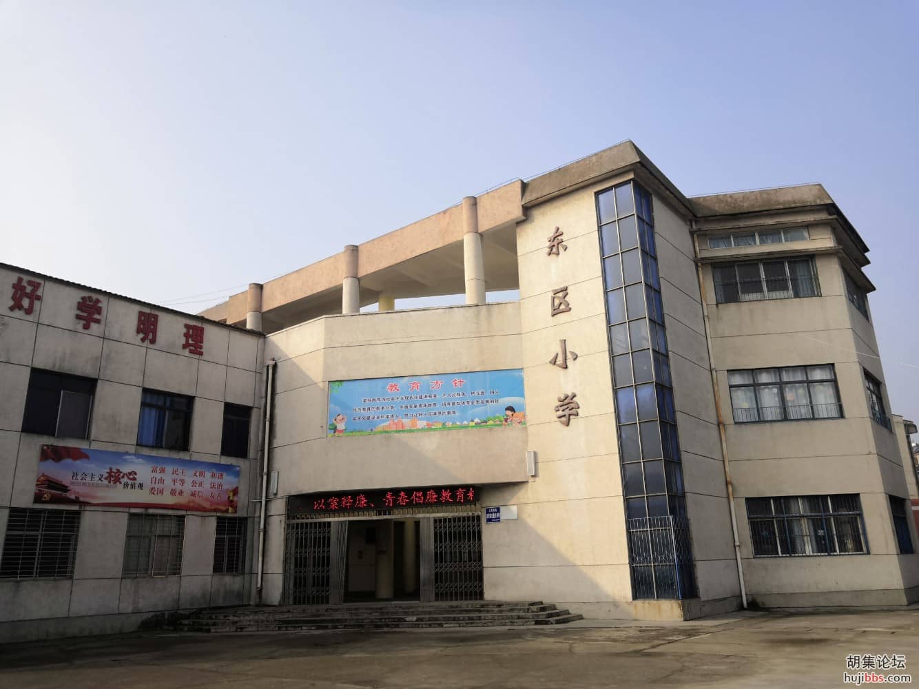 【胡集娃子优秀习作】我们的学校