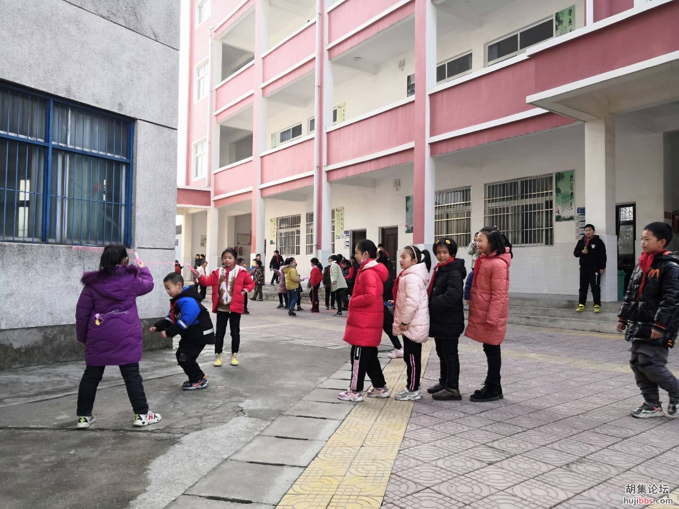 【胡集娃子优秀习作】我们的学校