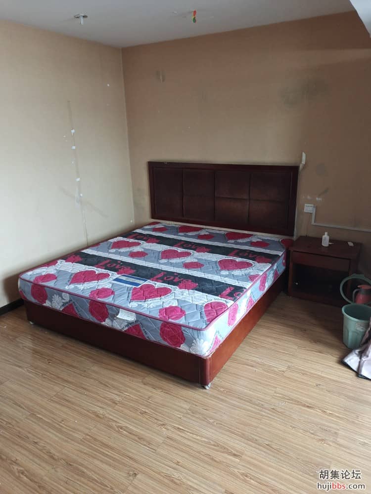 胡集小学旁房屋出住