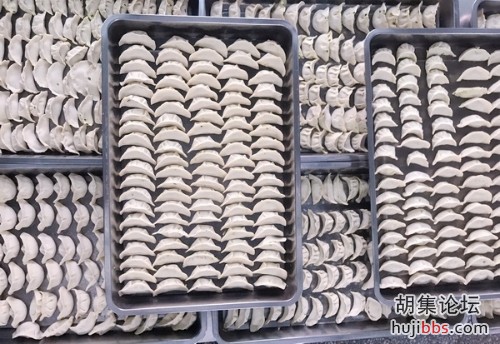 荆襄西区小学开展“情暖冬至”教职工包饺子活动