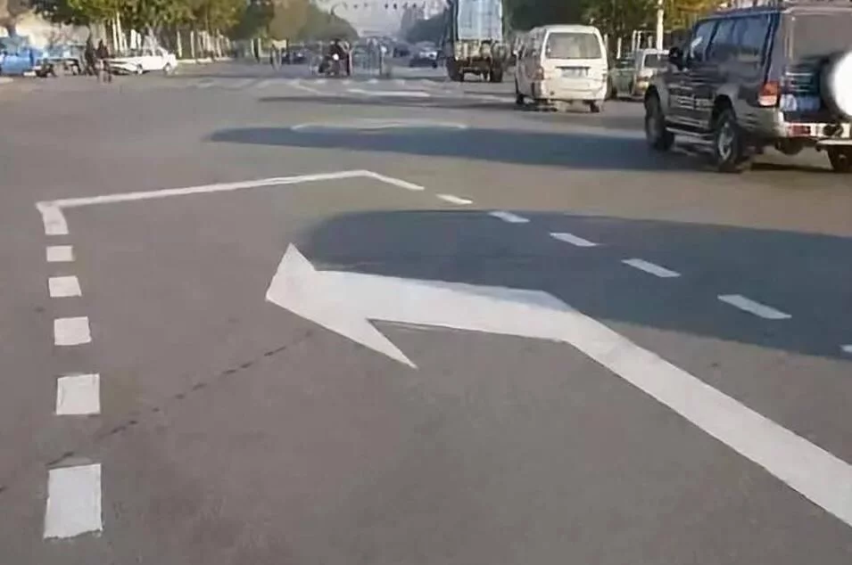 交警提醒：遇到左转虚线要注意，走错一次扣六分，很多..