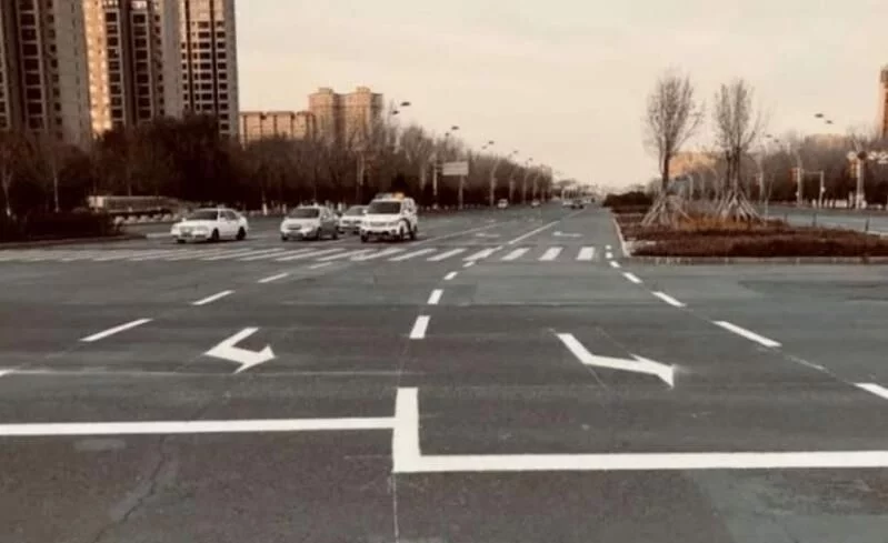 交警提醒：遇到左转虚线要注意，走错一次扣六分，很多..
