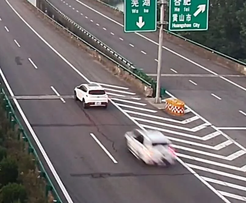 在高速上行驶，前车突然急刹车，是躲还是撞？交警给出...
