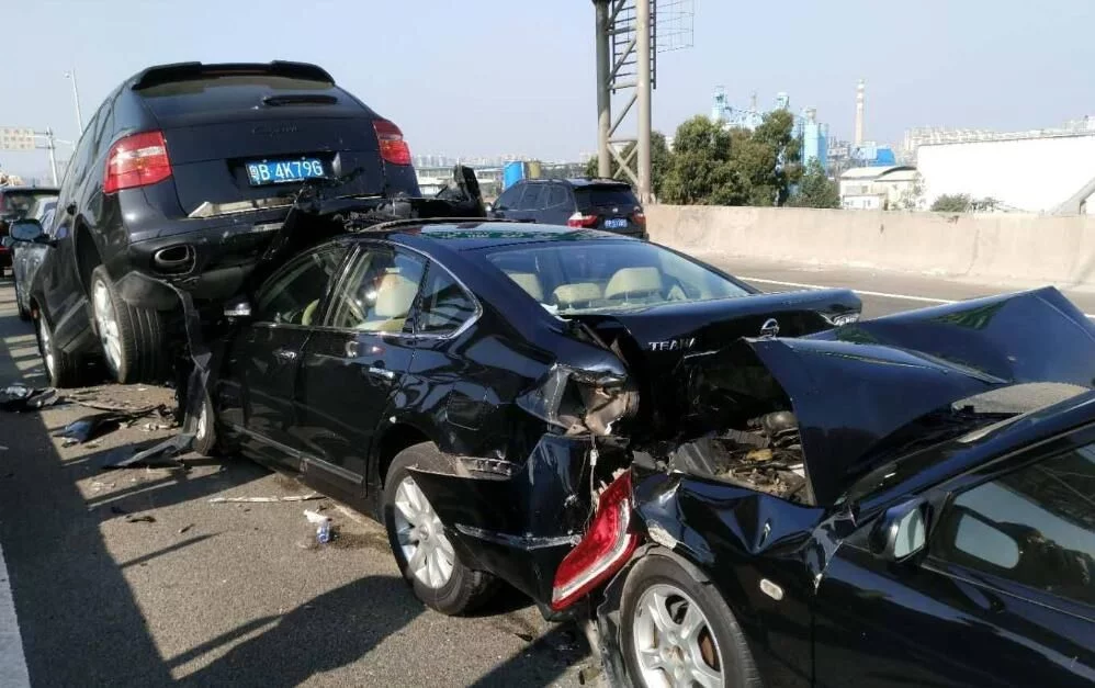 在高速上行驶，前车突然急刹车，是躲还是撞？交警给出...