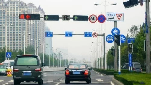 绿灯正常直行，却被扣了6分？车主不明白，交警：谁来说
