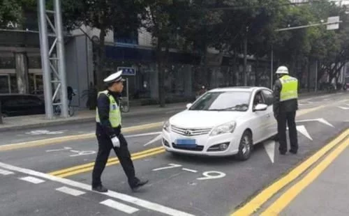 绿灯正常直行，却被扣了6分？车主不明白，交警：谁来说