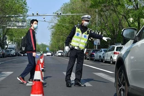 绿灯正常直行，却被扣了6分？车主不明白，交警：谁来说