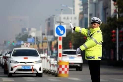 绿灯正常直行，却被扣了6分？车主不明白，交警：谁来说