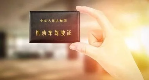 十字路口车向右转，为何会被扣6分？交警：不懂这些，下
