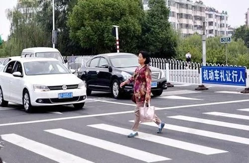 十字路口车向右转，为何会被扣6分？交警：不懂这些，下
