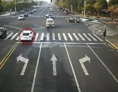 十字路口车向右转，为何会被扣6分？交警：不懂这些，下