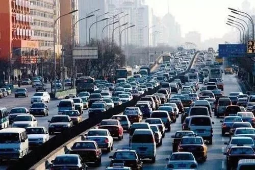 十字路口车向右转，为何会被扣6分？交警：不懂这些，下