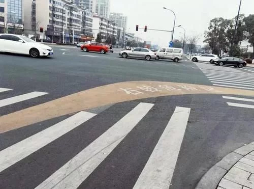 十字路口车向右转，为何会被扣6分？交警：不懂这些，下