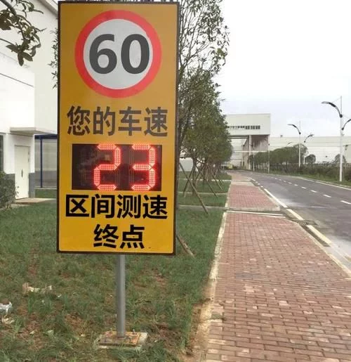 十字路口车向右转，为何会被扣6分？交警：不懂这些，下