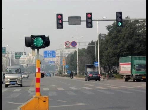 十字路口车向右转，为何会被扣6分？交警：不懂这些，下