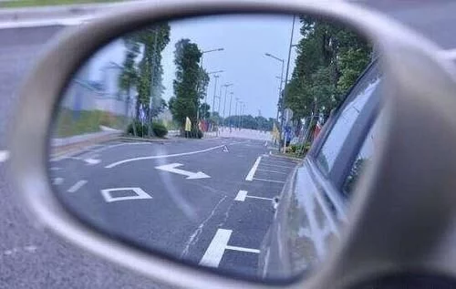 如何正确看后视镜？