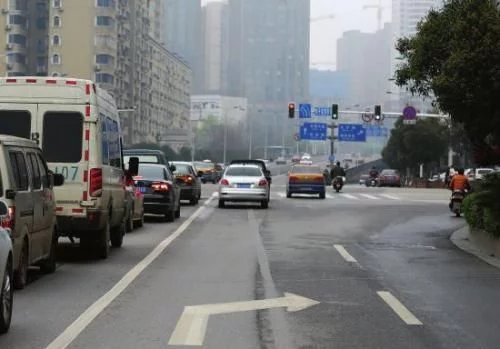 右转不用等红灯，为何还被扣6分？交警提醒：这4点不懂