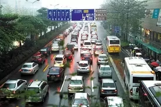 右转不用等红灯，为何还被扣6分？交警提醒：这4点不懂