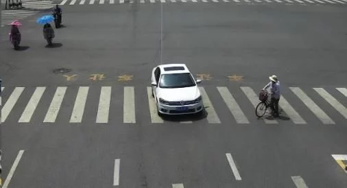 右转不用等红灯，为何还被扣6分？交警提醒：这4点不懂