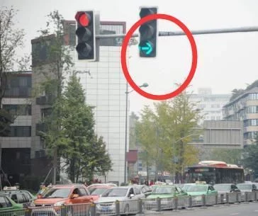 右转不用等红灯，为何还被扣6分？交警提醒：这4点不懂