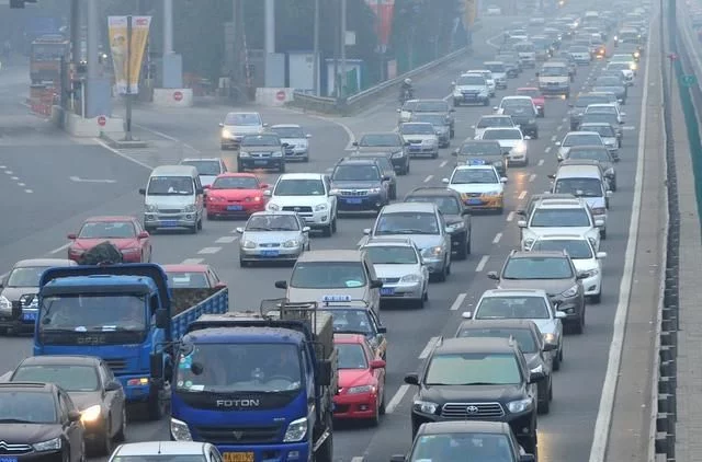右转不用等红灯，为何还被扣6分？交警提醒：这4点不懂
