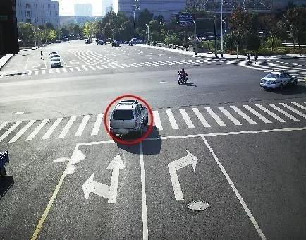 右转不用等红灯，为何还被扣6分？交警提醒：这4点不懂