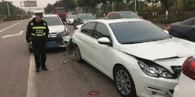 追尾一定是后车负全责？交警提醒：这4种情况前车全赔，