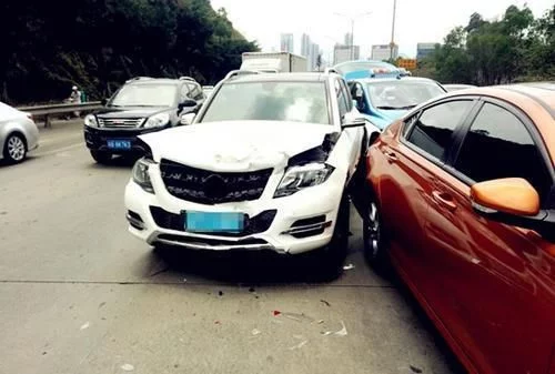 追尾一定是后车负全责？交警提醒：这4种情况前车全赔，