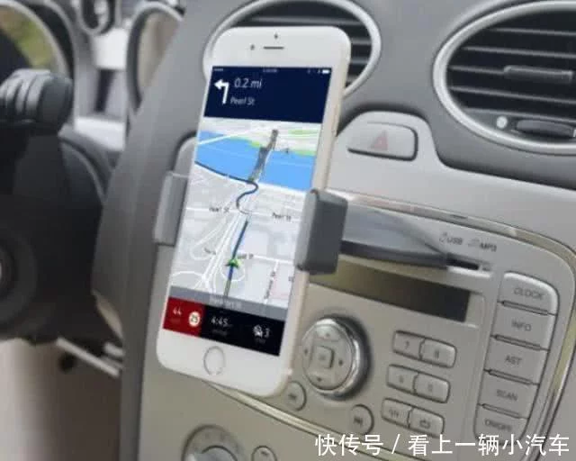 车主开车用手机导航被交警罚200，到底违反哪条交规，