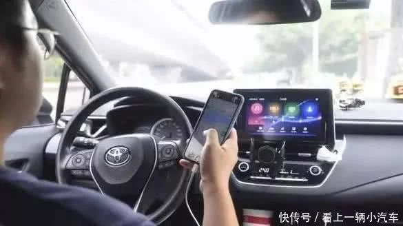 车主开车用手机导航被交警罚200，到底违反哪条交规，