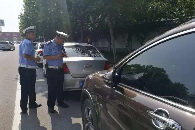 交警拦车也是有“潜规则”，只要不做这4点，交警也懒得理