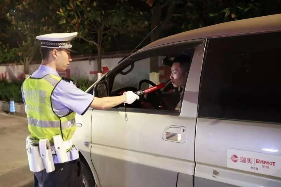 交警拦车也是有“潜规则”，只要不做这4点，交警也懒得理