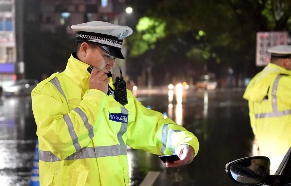 交警拦车也是有“潜规则”，只要不做这4点，交警也懒得理