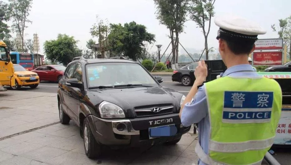 交警拦车也是有“潜规则”，只要不做这4点，交警也懒得理